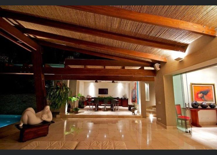 Lujosa casa de Un Nivel con Piscina Propia en Santa Ana