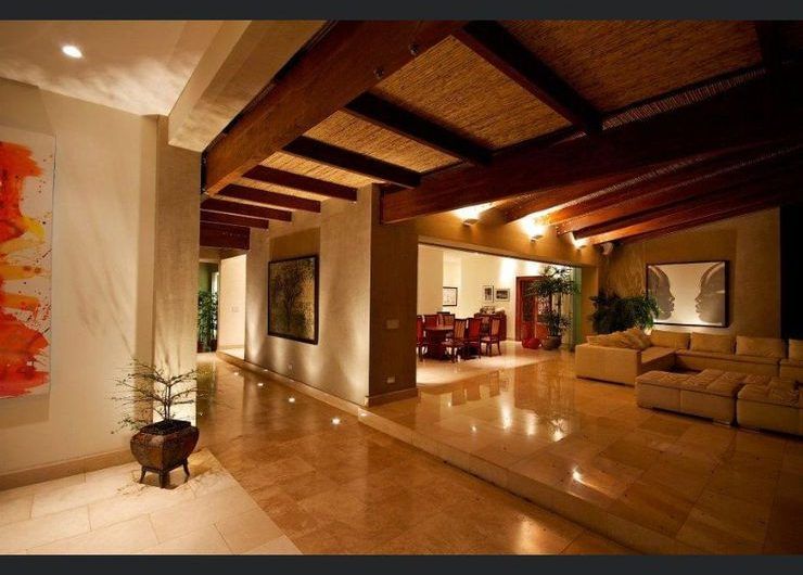 Lujosa casa de Un Nivel con Piscina Propia en Santa Ana