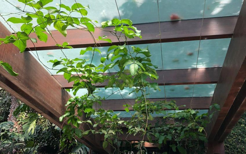 Lujosa casa de Un Nivel con Piscina Propia en Santa Ana