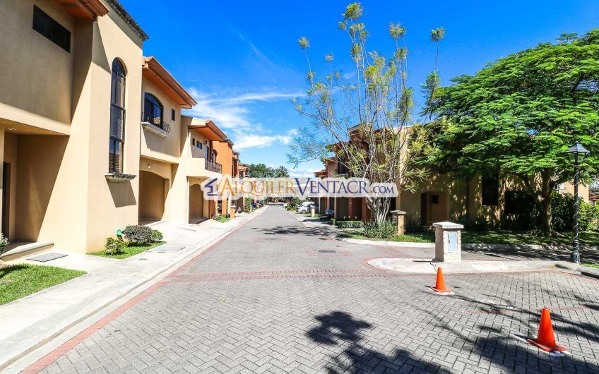 Condo de 4 habitaciones en Brasil de Mora Santa Ana