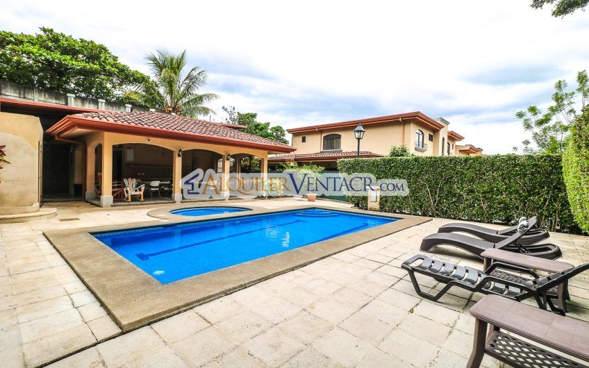 Condo de 4 habitaciones en Brasil de Mora Santa Ana
