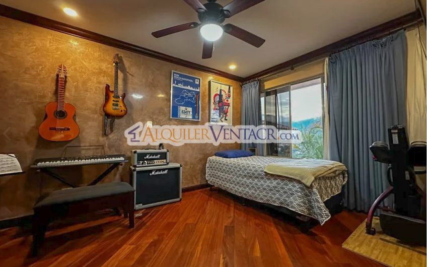 Condo de 349 m2 con jardín en Bello Horizonte Escazú