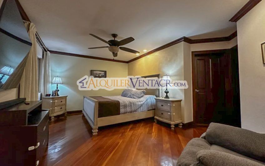 Condo de 349 m2 con jardín en Bello Horizonte Escazú