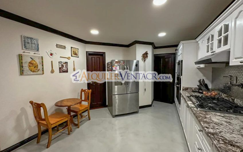 Condo de 349 m2 con jardín en Bello Horizonte Escazú