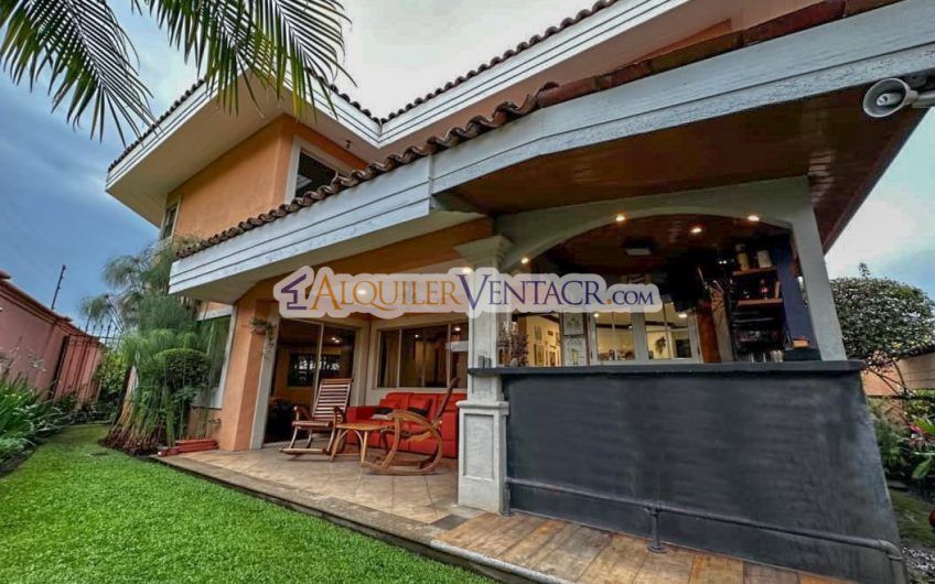 Condo de 349 m2 con jardín en Bello Horizonte Escazú