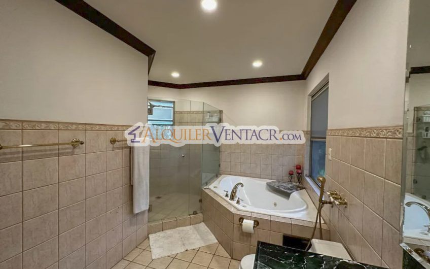 Condo de 349 m2 con jardín en Bello Horizonte Escazú