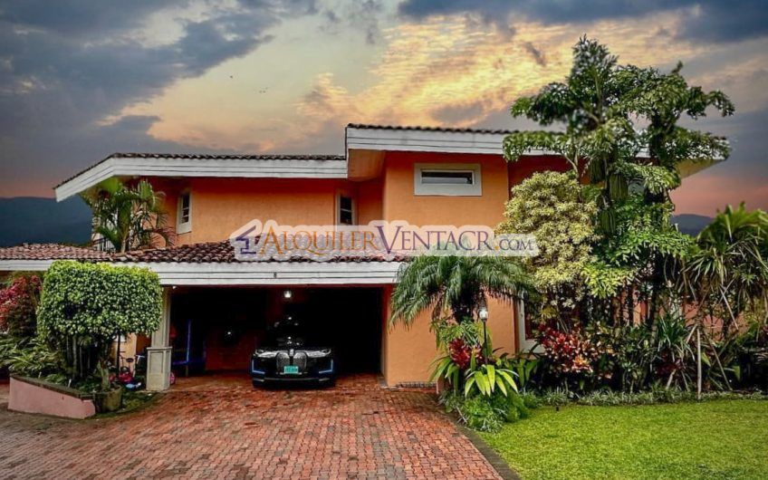 Condo de 349 m2 con jardín en Bello Horizonte Escazú
