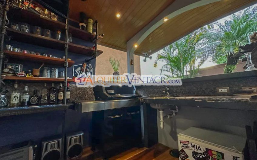 Condo de 349 m2 con jardín en Bello Horizonte Escazú