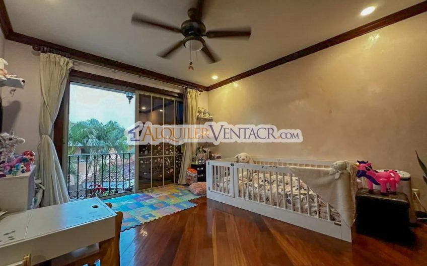Condo de 349 m2 con jardín en Bello Horizonte Escazú