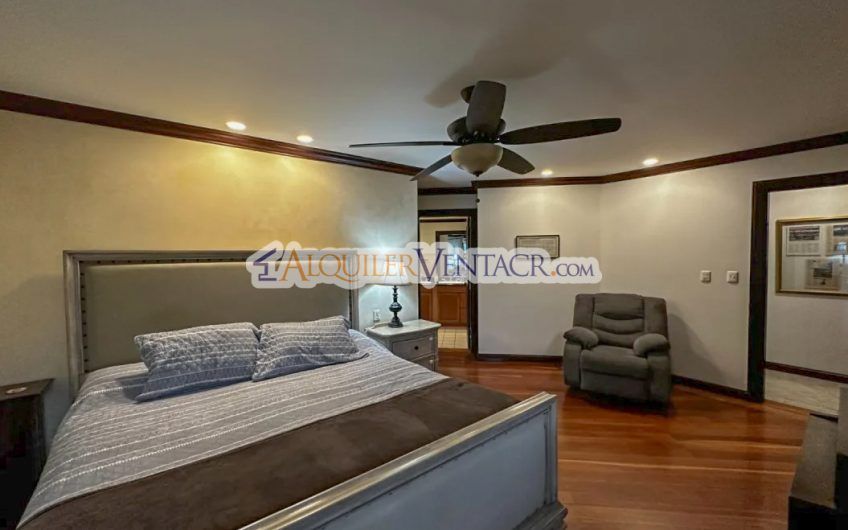Condo de 349 m2 con jardín en Bello Horizonte Escazú