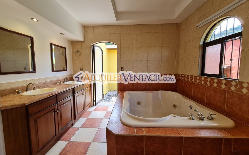 Casa de Un Nivel de 300 m2 con vista en San Antonio Escazú