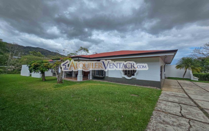 Casa de Un Nivel de 900 m2 y 3.500 m2 de lote con vistas en Escazú