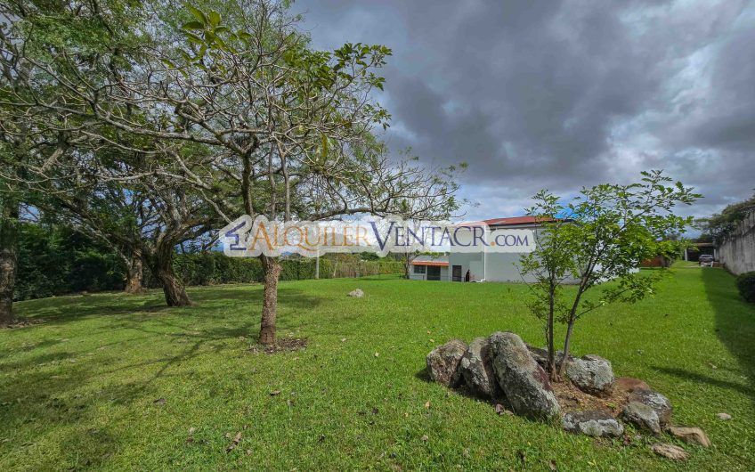Casa de Un Nivel de 900 m2 y 3.500 m2 de lote con vistas en Escazú