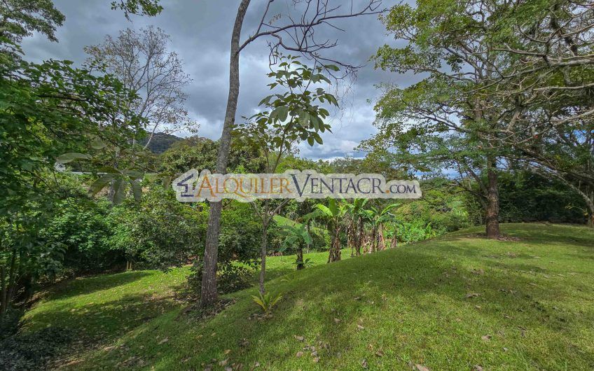 Casa de Un Nivel de 900 m2 y 3.500 m2 de lote con vistas en Escazú