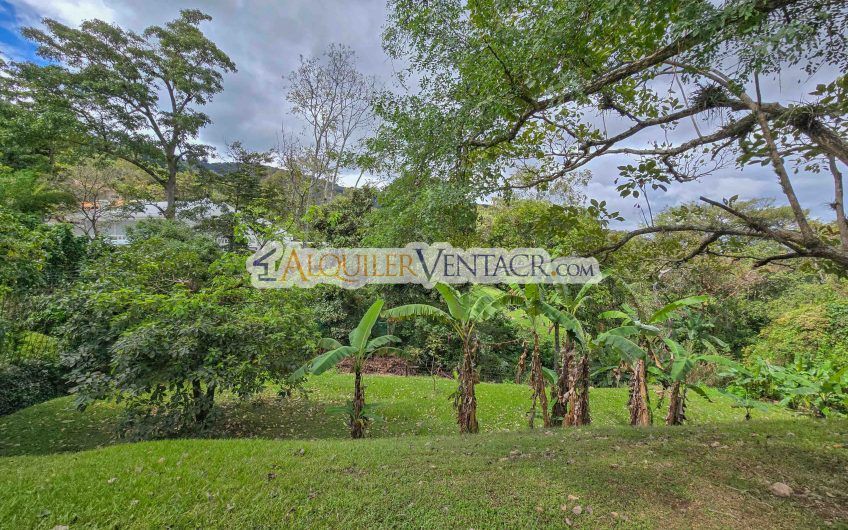 Casa de Un Nivel de 900 m2 y 3.500 m2 de lote con vistas en Escazú