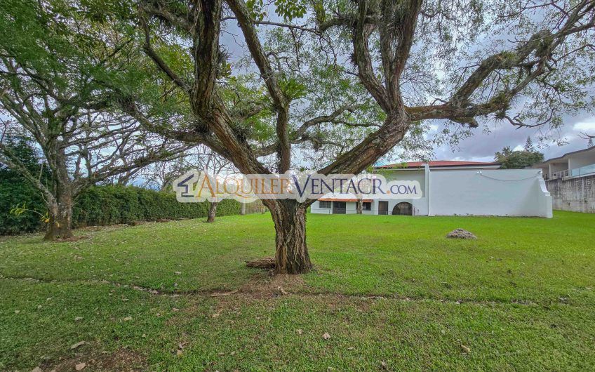 Casa de Un Nivel de 900 m2 y 3.500 m2 de lote con vistas en Escazú