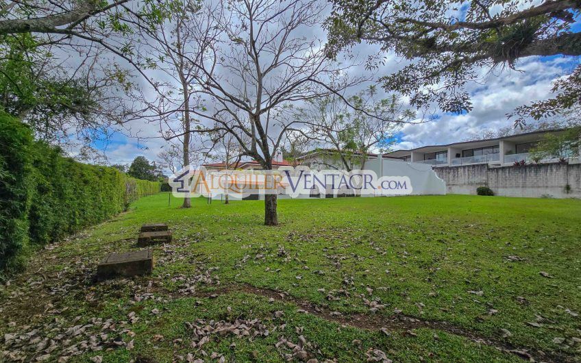 Casa de Un Nivel de 900 m2 y 3.500 m2 de lote con vistas en Escazú