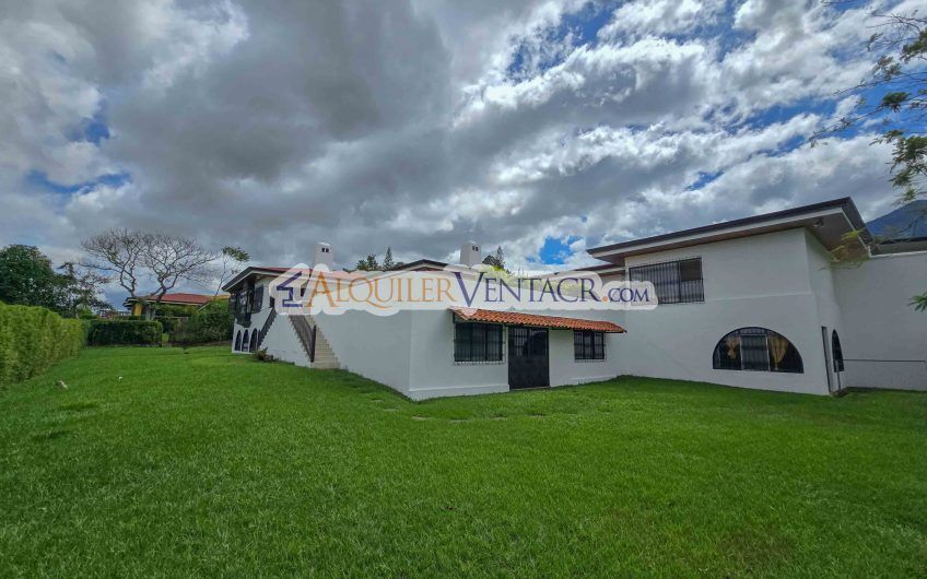 Casa de Un Nivel de 900 m2 y 3.500 m2 de lote con vistas en Escazú