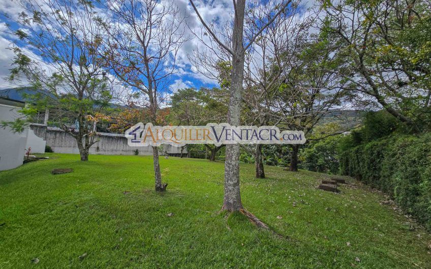 Casa de Un Nivel de 900 m2 y 3.500 m2 de lote con vistas en Escazú