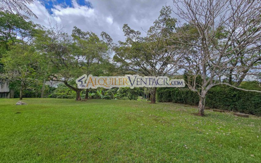 Casa de Un Nivel de 900 m2 y 3.500 m2 de lote con vistas en Escazú
