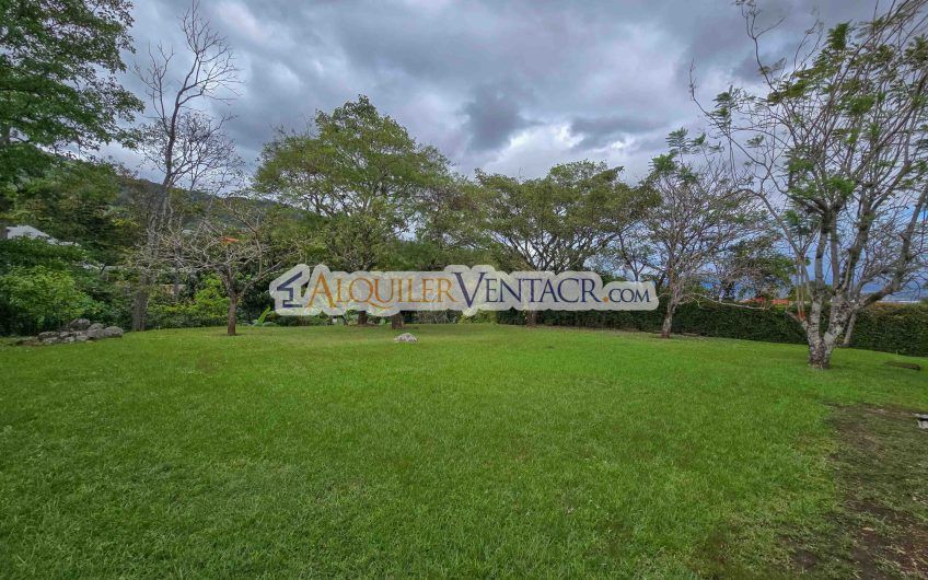 Casa de Un Nivel de 900 m2 y 3.500 m2 de lote con vistas en Escazú