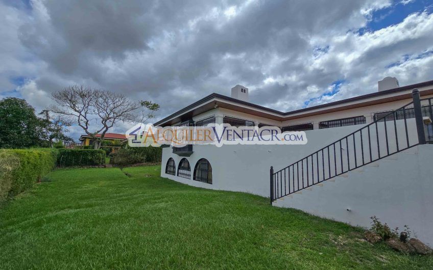 Casa de Un Nivel de 900 m2 y 3.500 m2 de lote con vistas en Escazú