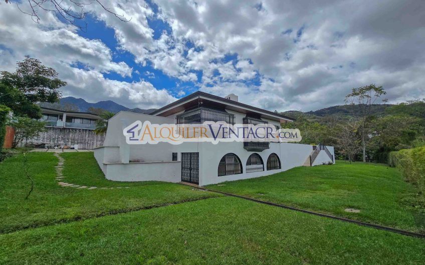 Casa de Un Nivel de 900 m2 y 3.500 m2 de lote con vistas en Escazú