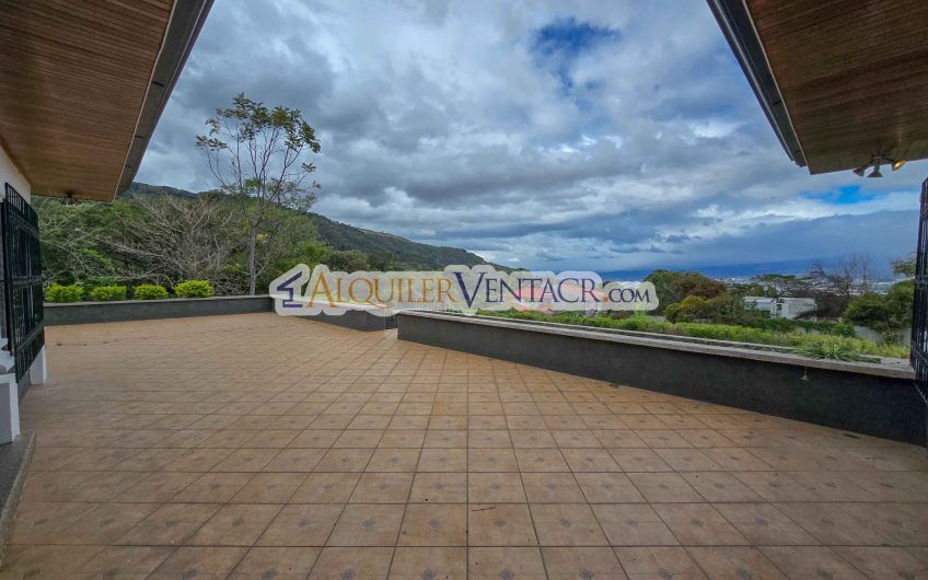 Casa de Un Nivel de 900 m2 y 3.500 m2 de lote con vistas en Escazú