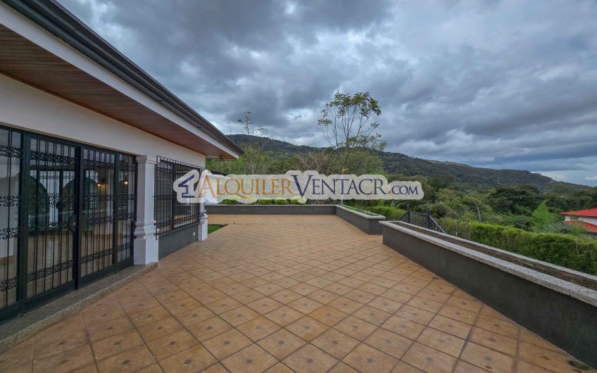 Casa de Un Nivel de 900 m2 y 3.500 m2 de lote con vistas en Escazú