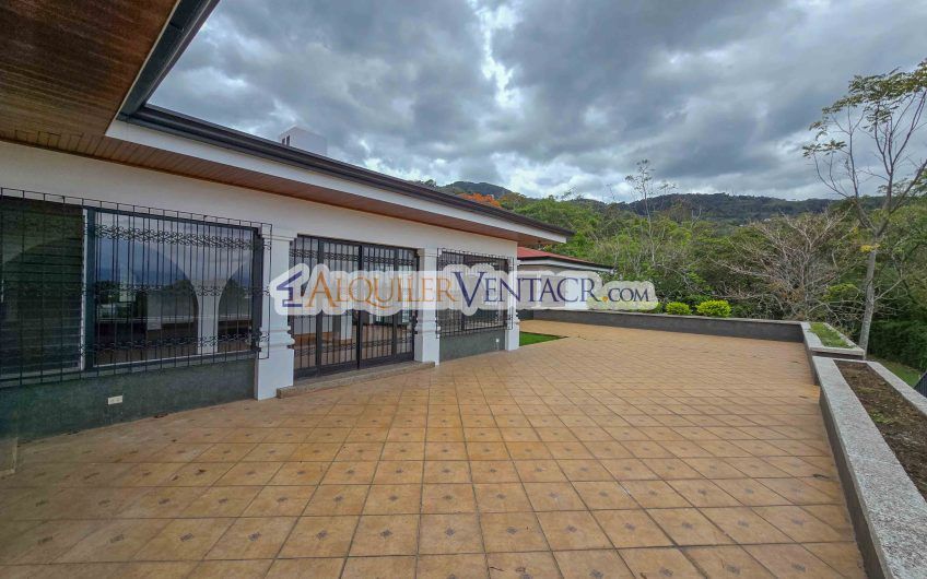 Casa de Un Nivel de 900 m2 y 3.500 m2 de lote con vistas en Escazú