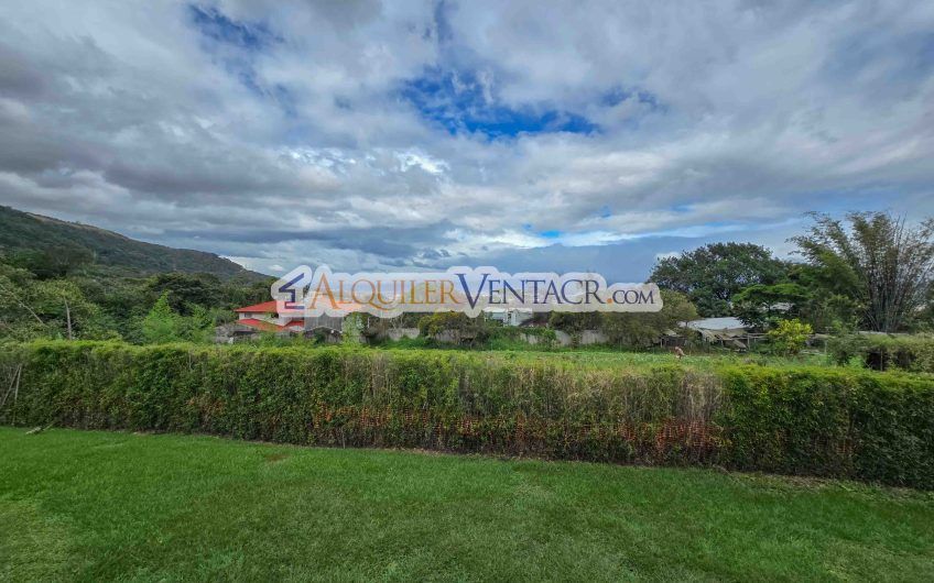 Casa de Un Nivel de 900 m2 y 3.500 m2 de lote con vistas en Escazú