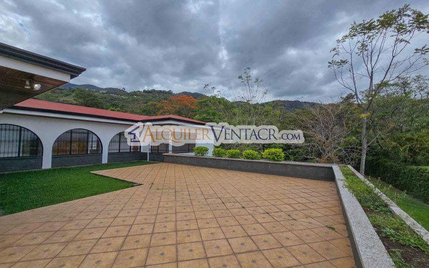 Casa de Un Nivel de 900 m2 y 3.500 m2 de lote con vistas en Escazú