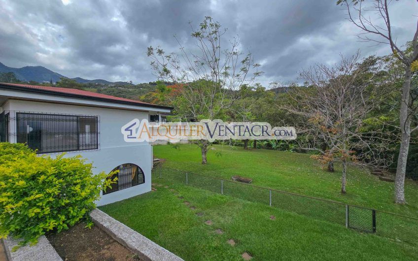 Casa de Un Nivel de 900 m2 y 3.500 m2 de lote con vistas en Escazú