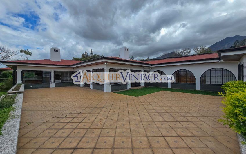 Casa de Un Nivel de 900 m2 y 3.500 m2 de lote con vistas en Escazú