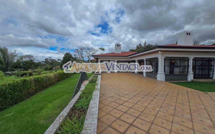 Casa de Un Nivel de 900 m2 y 3.500 m2 de lote con vistas en Escazú