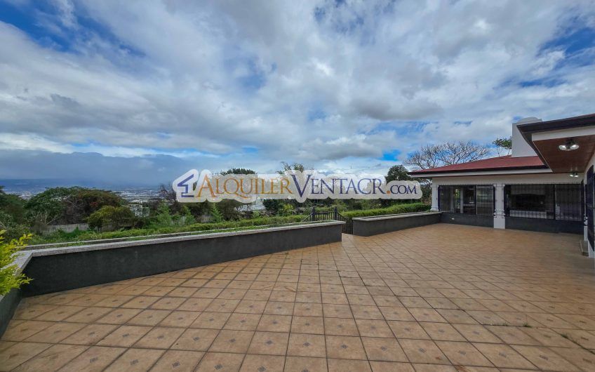 Casa de Un Nivel de 900 m2 y 3.500 m2 de lote con vistas en Escazú