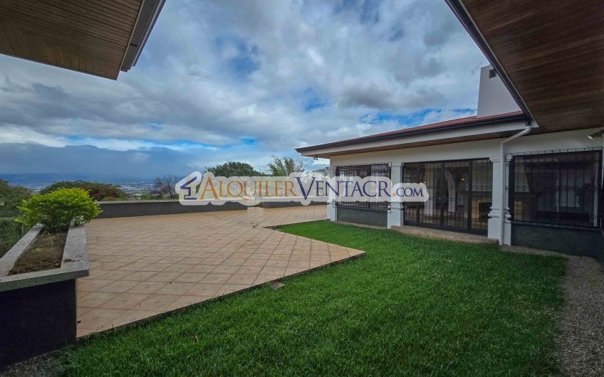 Casa de Un Nivel de 900 m2 y 3.500 m2 de lote con vistas en Escazú