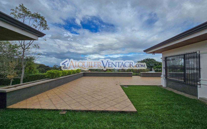Casa de Un Nivel de 900 m2 y 3.500 m2 de lote con vistas en Escazú