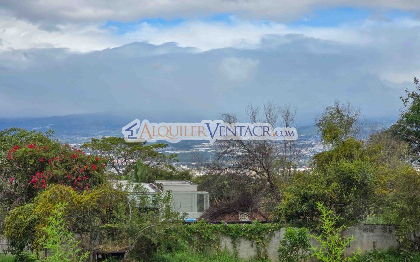 Casa de Un Nivel de 900 m2 y 3.500 m2 de lote con vistas en Escazú