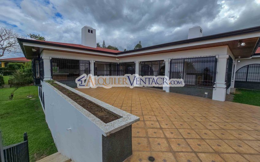 Casa de Un Nivel de 900 m2 y 3.500 m2 de lote con vistas en Escazú