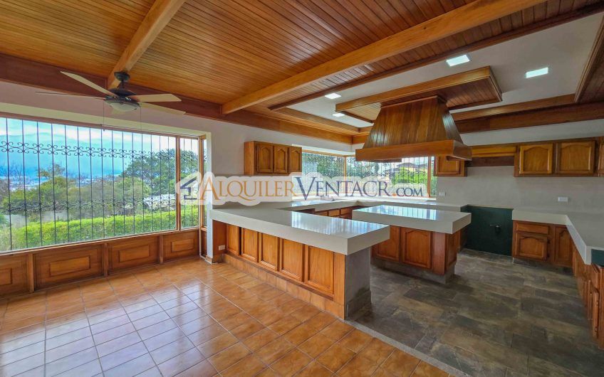 Casa de Un Nivel de 900 m2 y 3.500 m2 de lote con vistas en Escazú