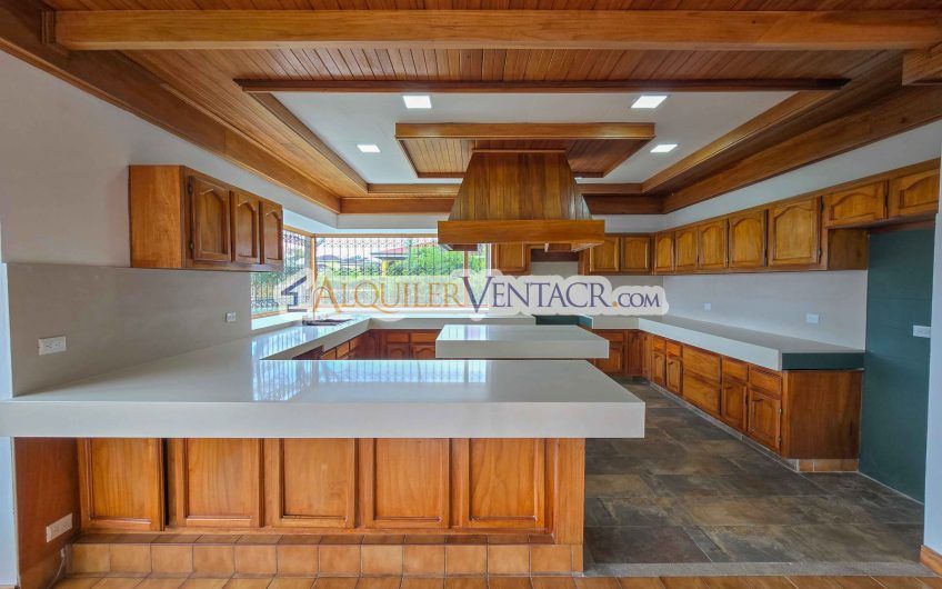 Casa de Un Nivel de 900 m2 y 3.500 m2 de lote con vistas en Escazú