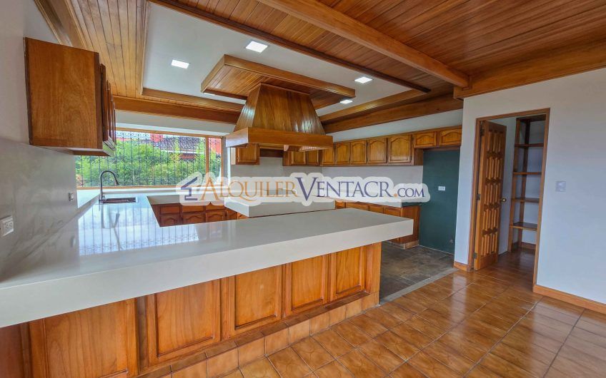 Casa de Un Nivel de 900 m2 y 3.500 m2 de lote con vistas en Escazú