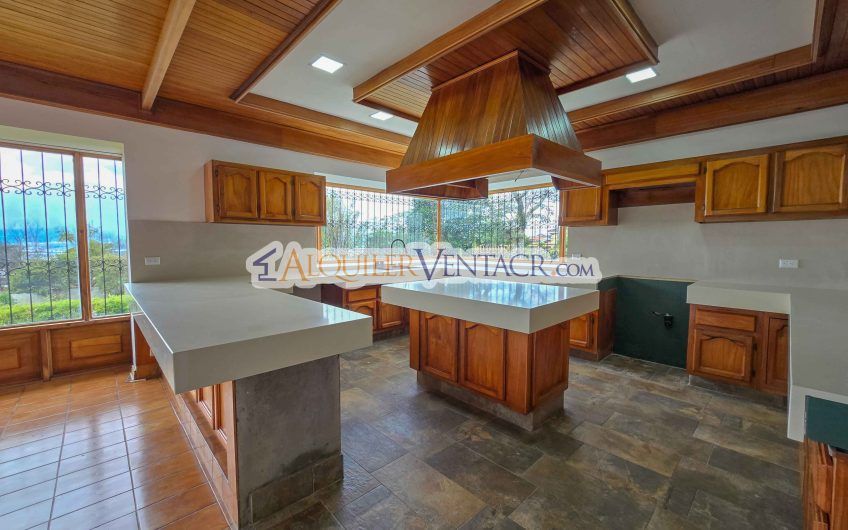 Casa de Un Nivel de 900 m2 y 3.500 m2 de lote con vistas en Escazú