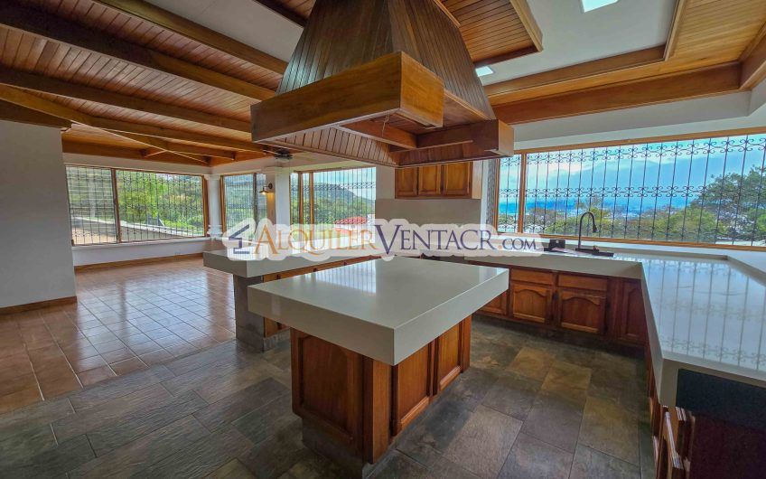 Casa de Un Nivel de 900 m2 y 3.500 m2 de lote con vistas en Escazú