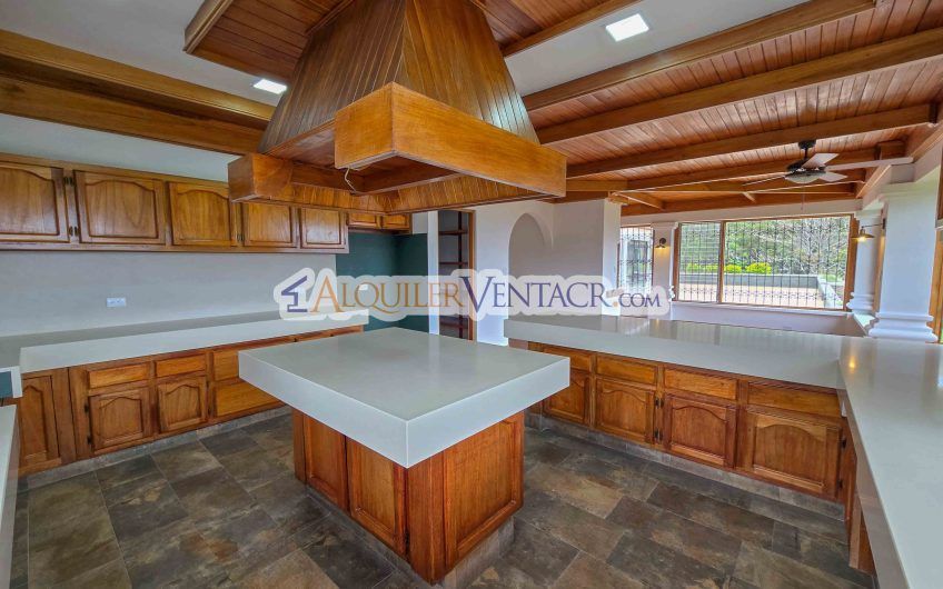 Casa de Un Nivel de 900 m2 y 3.500 m2 de lote con vistas en Escazú