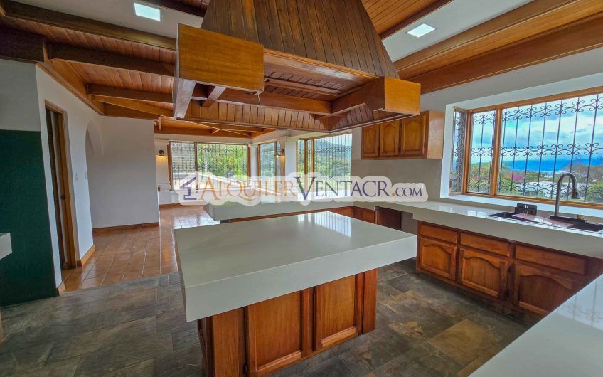 Casa de Un Nivel de 900 m2 y 3.500 m2 de lote con vistas en Escazú