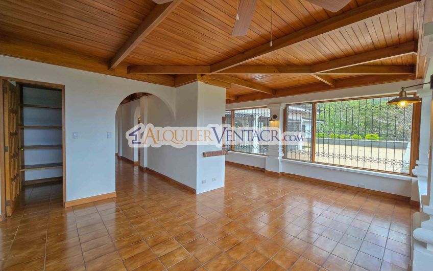 Casa de Un Nivel de 900 m2 y 3.500 m2 de lote con vistas en Escazú