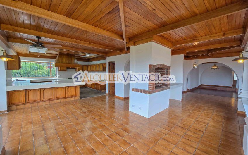 Casa de Un Nivel de 900 m2 y 3.500 m2 de lote con vistas en Escazú