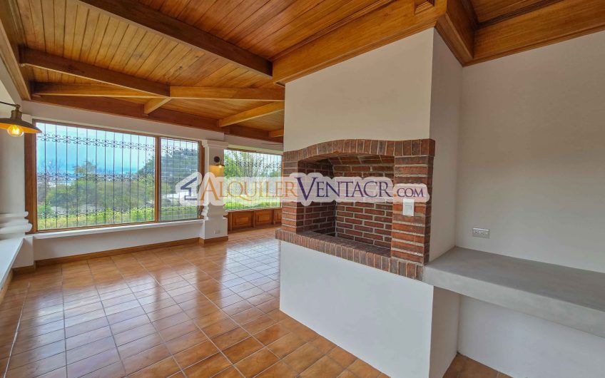 Casa de Un Nivel de 900 m2 y 3.500 m2 de lote con vistas en Escazú